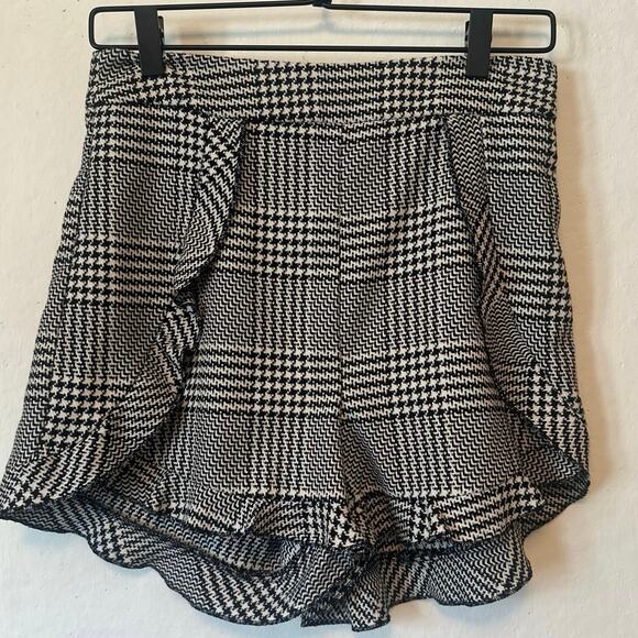 Zara Houndstooth Mod Ruffle Shorts - M - Picture 1 of 3